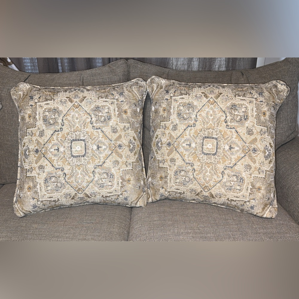 NWOT Set of 2 Elegant Beautiful Home Accent Decor Throw Pillow Covers 24”x24” - Picture 2 of 8